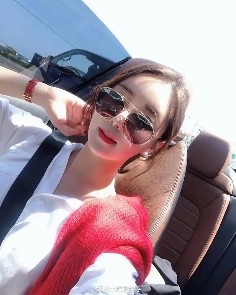 阳光下戴墨镜的美女,酷酷的,好帅气.