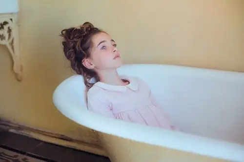 天使般美丽童颜的小女孩 天真可爱的纯净