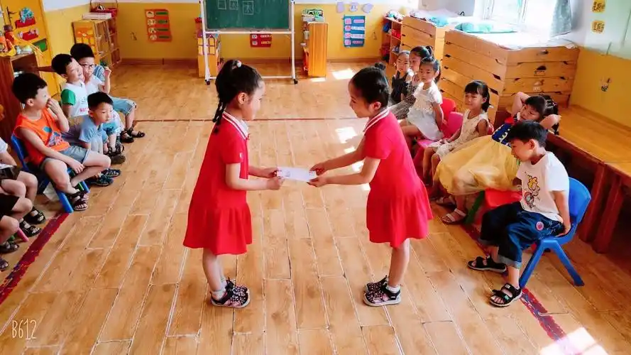 学习礼仪——双手递接物品,别人递给我们东西,我们要用双手去接,我们