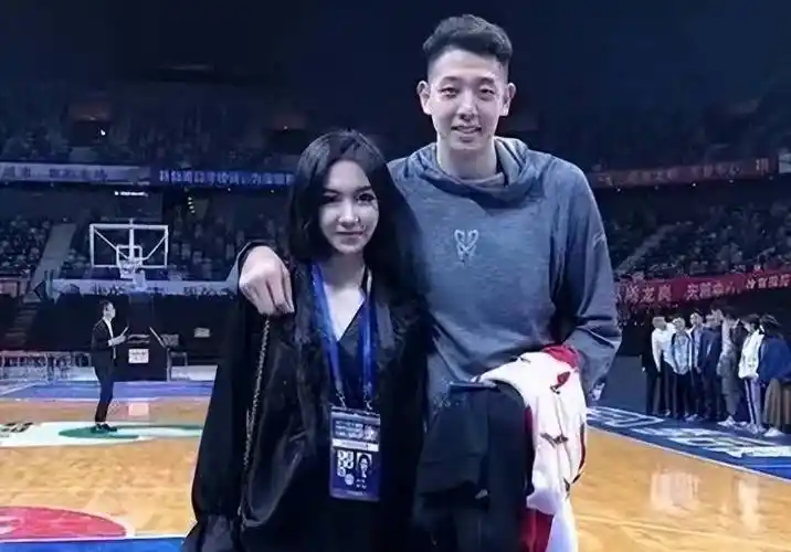 沈梓捷泰国度假狂欢!富二代女友抢镜,穿泳衣身材火辣,家世显赫