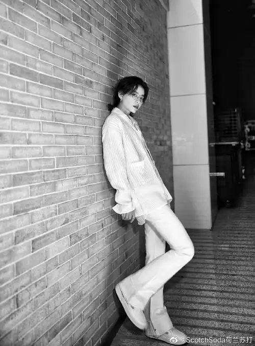 scotchonme#|李斯丹妮超话@李斯丹妮身着scotch & soda 白色紧身劳热
