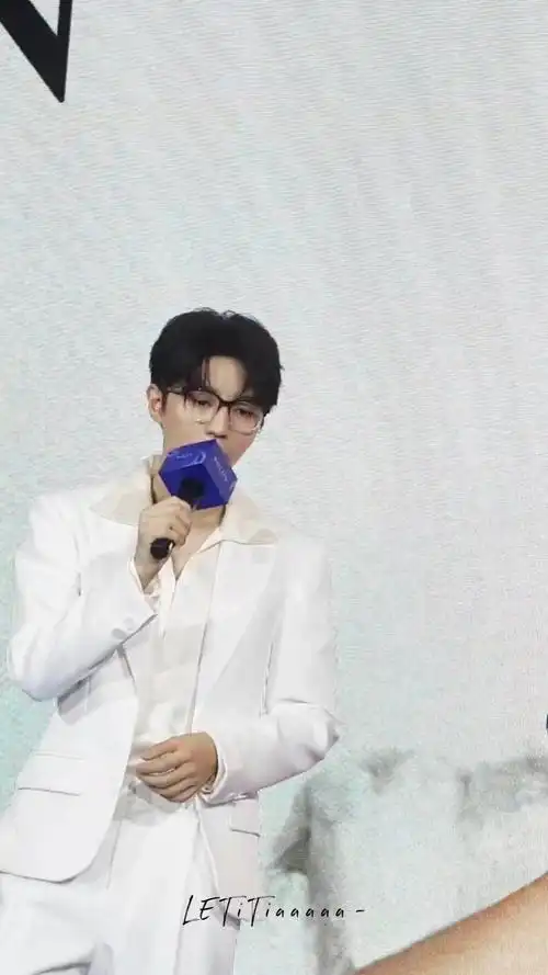 王俊凯白色v领西装眼镜造型,是满分禁欲感拉满的小凯,今天他说演唱会