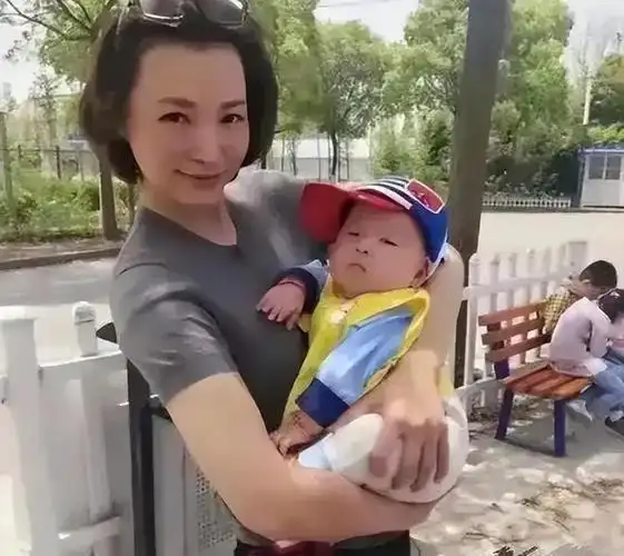 50岁董卿携10岁儿子看展素面朝天发型凌乱儿子侧脸曝光像妈妈