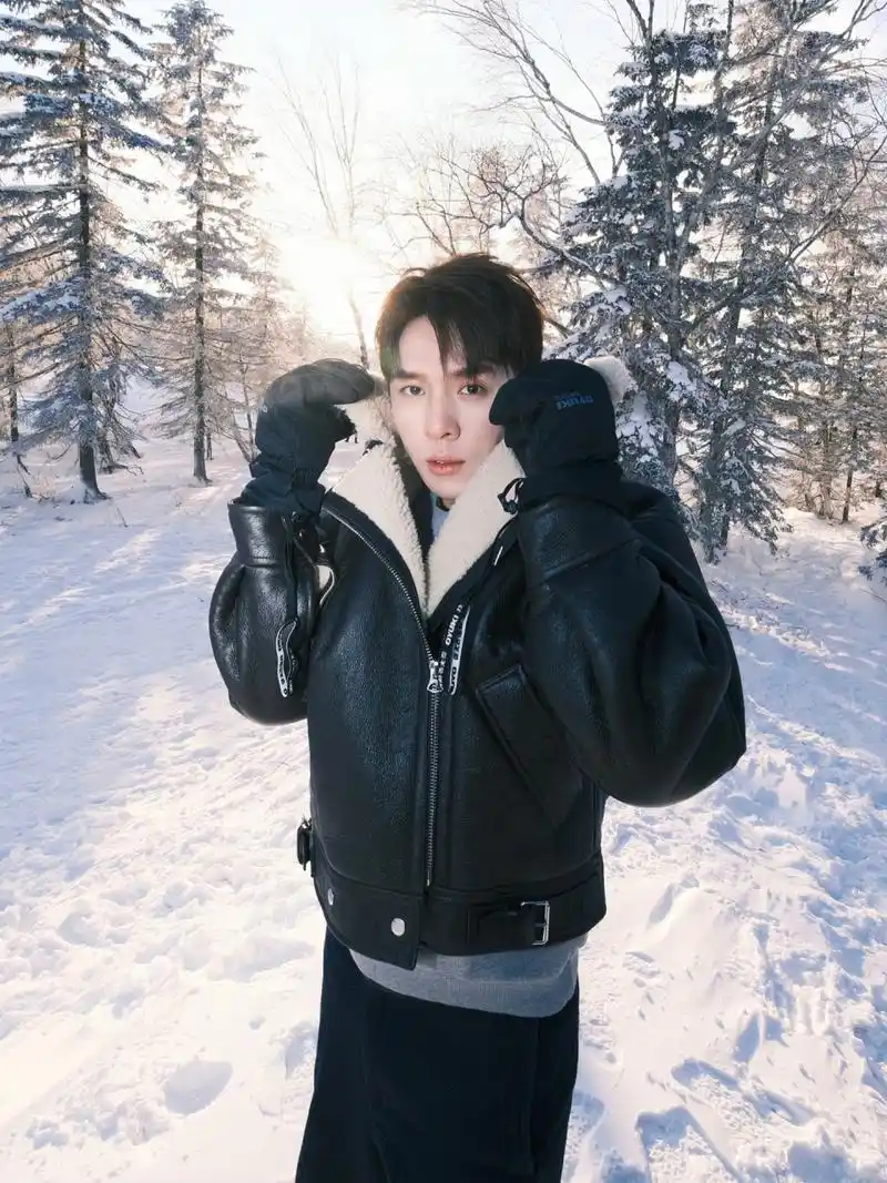 谁懂啊 李佳琦这几组照片真的9615帅到我 少年感十足 别再叫我们