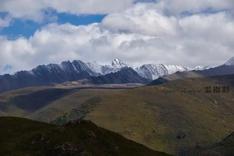 50°,雪宝顶位于松潘县境内,是岷山山脉主峰,最高海拔5588米,岷山主峰