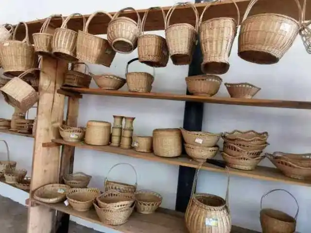 现在,通过培训编出的工艺品,一个可以卖一两百元.