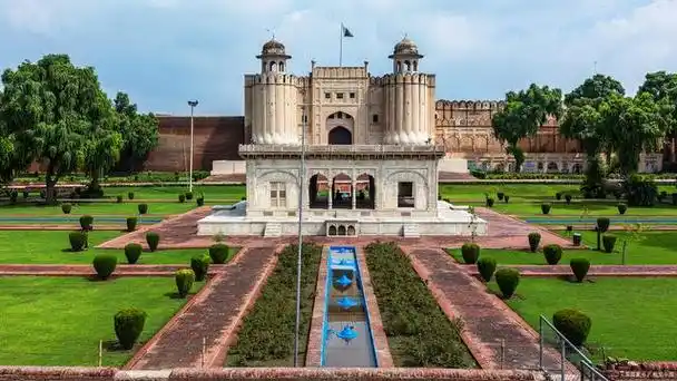 一起斑斓璀璨的莫卧儿建筑艺术神韵而被誉为巴基斯坦的心灵,是莫卧儿