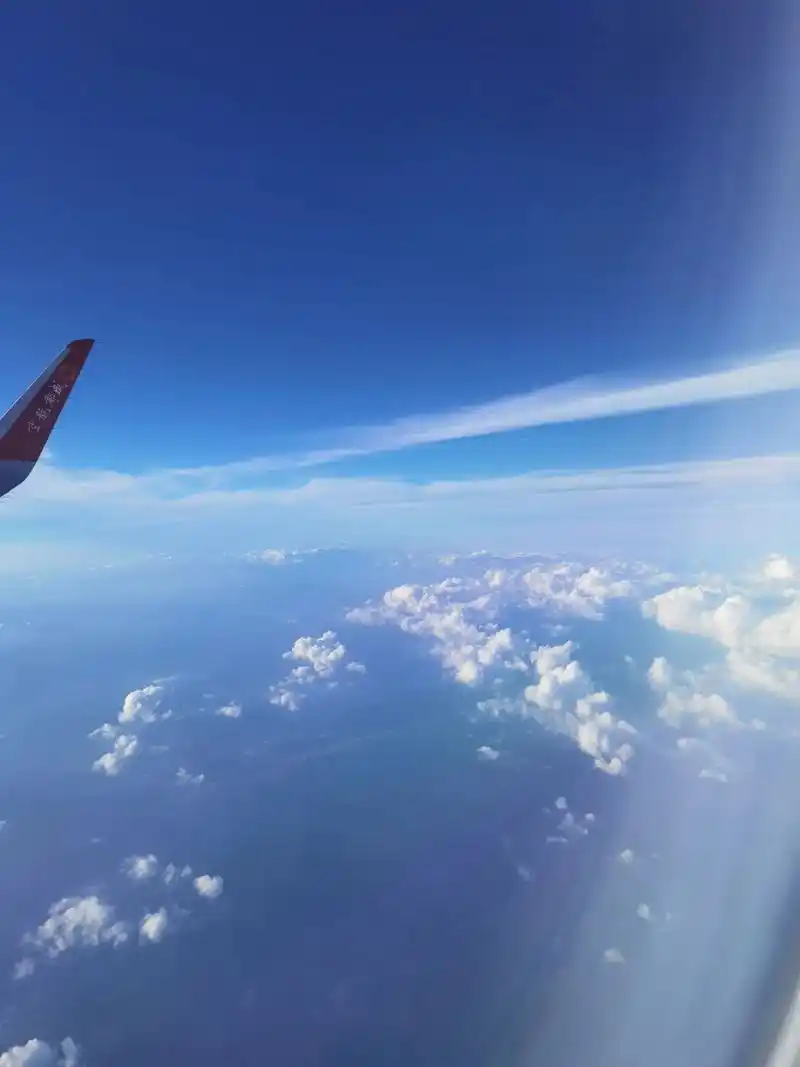 这是我坐飞机第二次看见窗外有一飞机相向而飞.可惜在惊喜之余