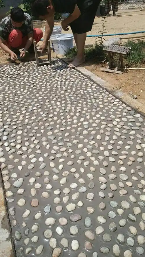 夏天,dⅰy了鹅卵石小路