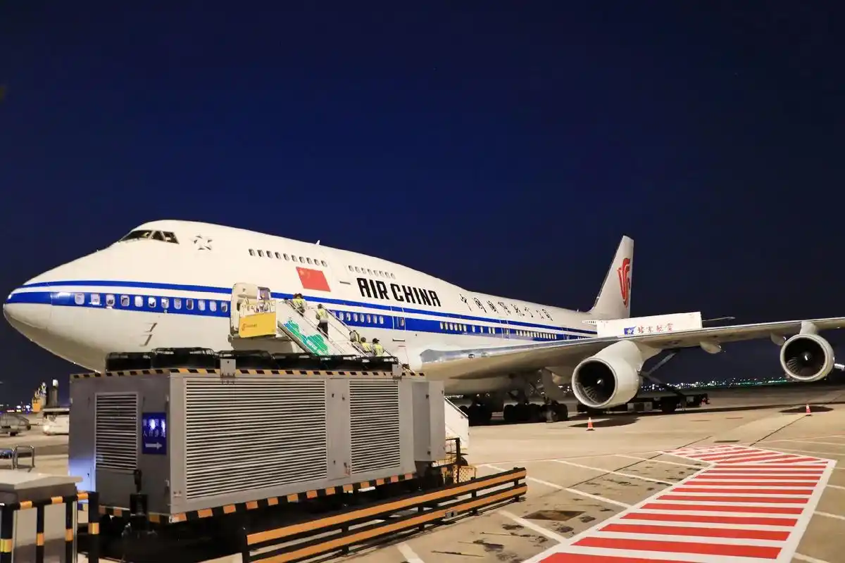 乘坐中国国际航空波音747-400,航班ca1314,由深圳 - 抖音