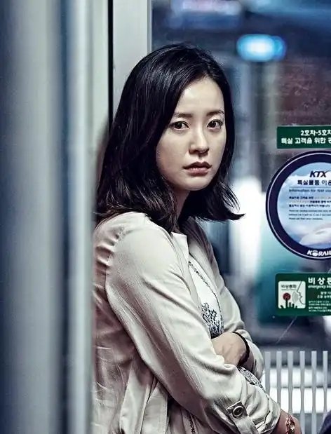 《釜山行》宁静的清晨,乘客们都有着各自缘由,坐上了开往釜山的ktx406