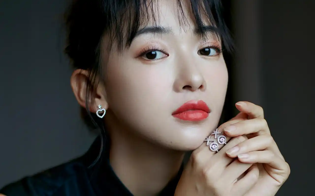 吴谨言性感时尚写真桌面壁纸