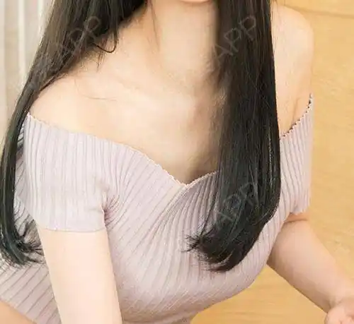 大了两个罩杯了,嘿嘿,不好意思露脸,光放一下胸好了.隆胸_悦美整形