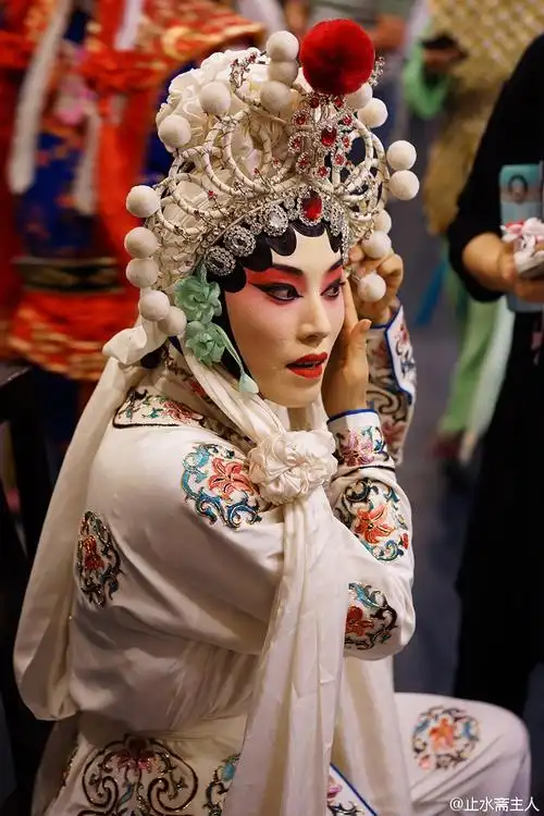 上海京剧院后台化妆间:旦角演员扮戏中(精彩幕后)