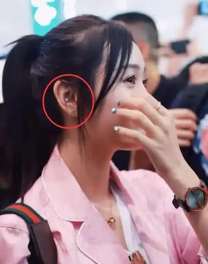 左右耳不一样,一般人模仿不了|吴宣仪|耳朵|女明星_新浪新闻