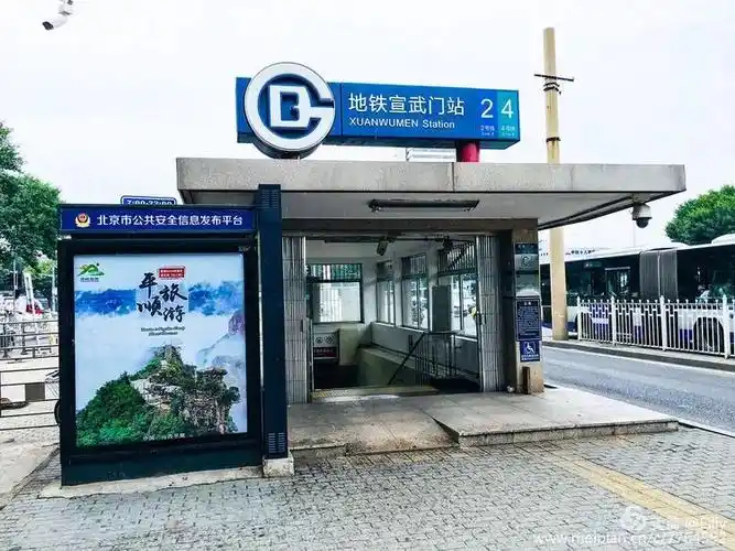 雍和宫c地铁口长椿街a2地铁口积水潭地铁站口此时的平顺,正是避暑休闲