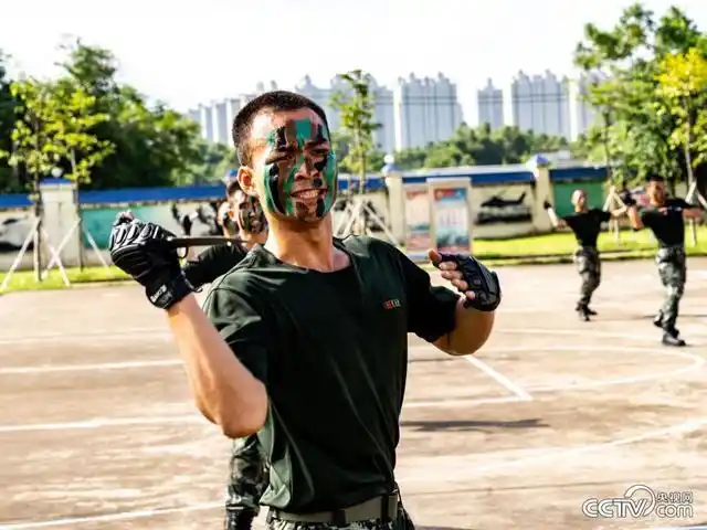 图为特战队员进行匕首格斗术训练杀声阵阵.(柴浩)