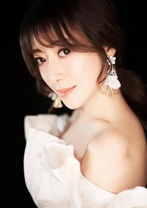 陈紫函被小鲜肉老公宠爱后,45岁越来越美丽,把小姑娘都比下去了_角色