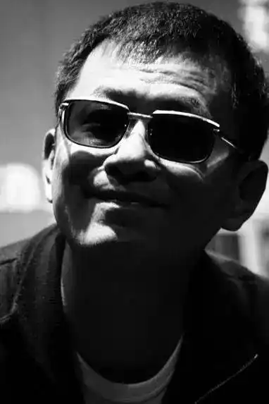 从不摘墨镜的王家卫