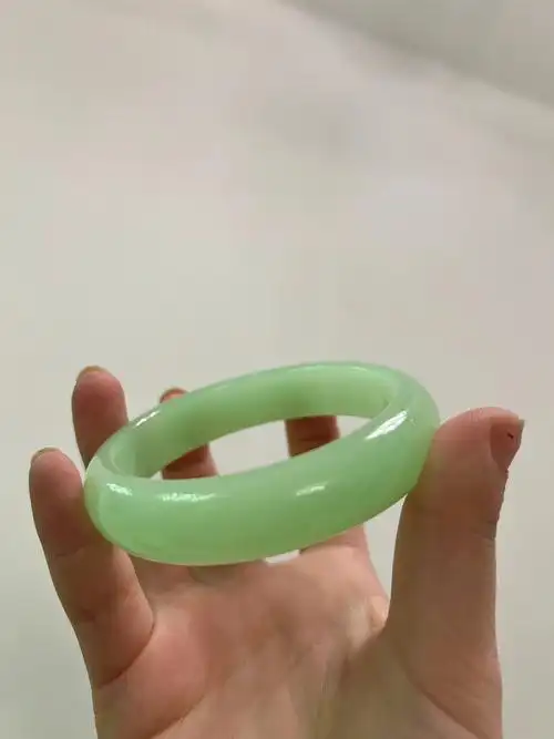 翠青玉镯 翠青和田玉 和田玉中的高档货这款兼具翡翠葱翠阳俏的鲜嫩
