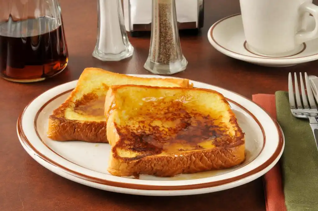 法式吐司,一盘厚法式烤面包,黄油和糖浆