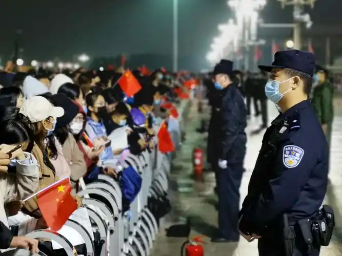 北京警方圆满完成十一天安门广场 升国旗仪式安保工作