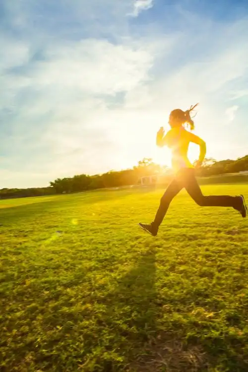 女孩在太阳耀斑中奔跑图片下载