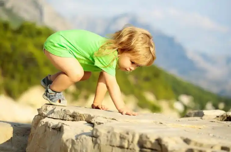 1~24个月宝宝大动作发育图:家长提前备好工具帮助孩子