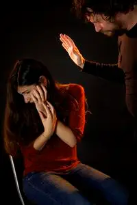 女打男打校草打在脸上的年轻女人的男人照片