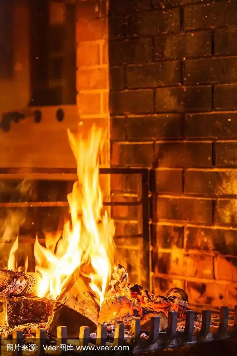 冬天老屋里的火塘,一方小坑,承载着太多的记忆.在一间房屋中央 - 抖音