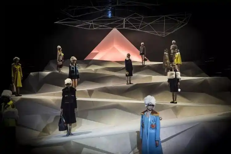 t台设计美学报告anyahindmarch2017秋冬show