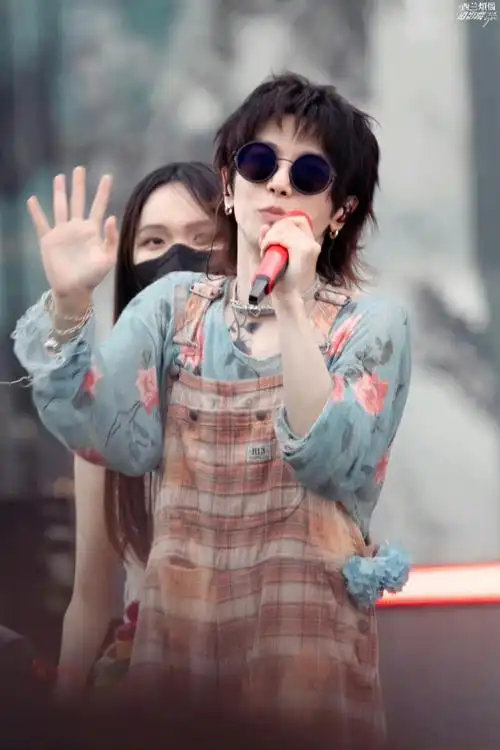 照#哈哈哈哈哈哈哈哈哈哈哈哈哈哈哈这居然是一个人@华晨宇yu可爱晕啦