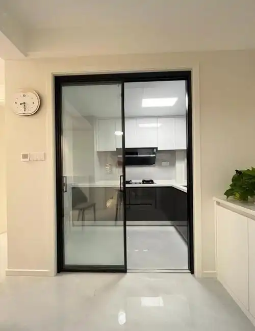 1,极简铜条地轨推拉门厨房乳胶漆说白了,灰『⒉辉谇矫嫱客炕