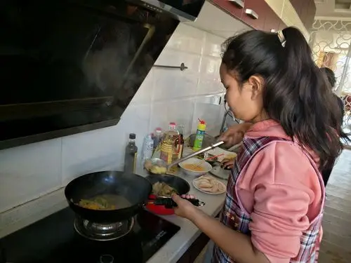 "亲子厨房"叙亲情 勤俭持家伴勤行