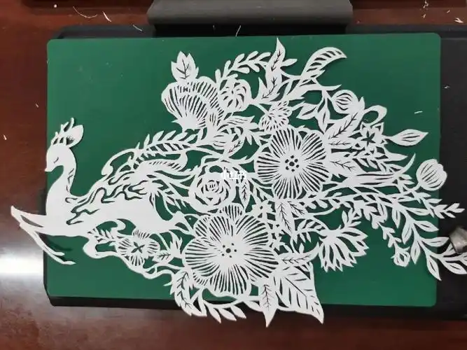 平面纸雕花和鹿