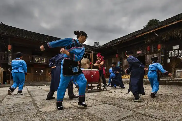 上一页 下一页 作品名称: 土家摆手舞动作之二  作品描述: 土家摆手舞