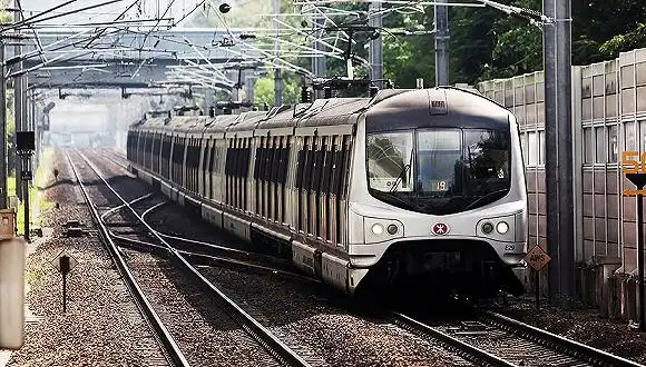 中车四方为香港市区线研制首列地铁列车抵港