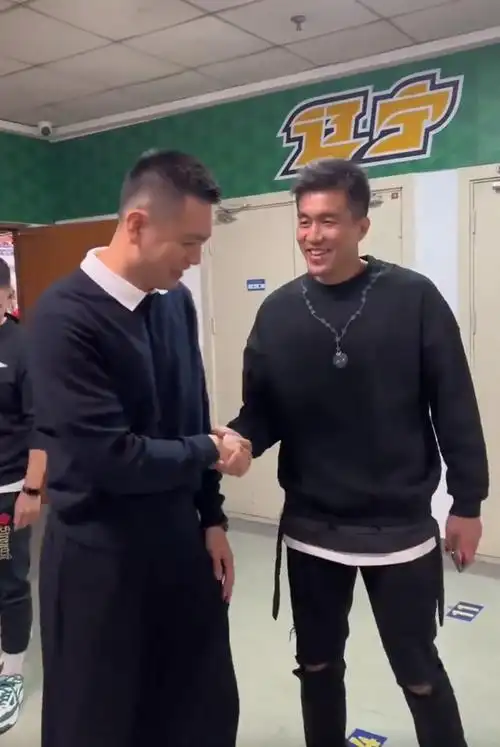 重情义郭艾伦球员通道迎接杨鸣回归杨导领完戒指艾伦抓住手不让他走