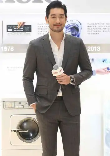 高以翔灰色西装亮相 送粉丝玫瑰暖心十足