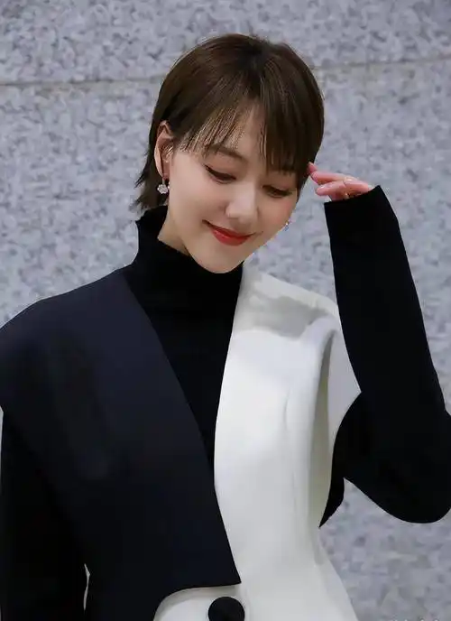 电视主持人王冠:和曹可凡传绯闻,两度从电视消失,38岁仍单身_因为