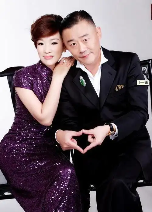 海派清口创始人周立波与太太胡洁精美婚纱照