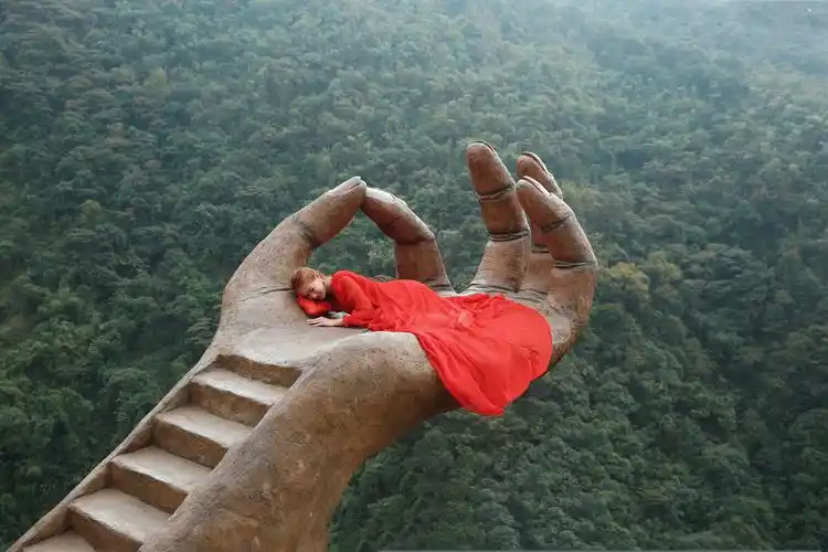 佛手中的女孩广东清远古龙峡