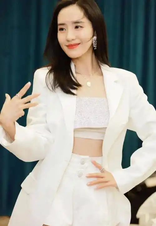 王智在《夏洛特烦恼》中泳装火辣的形象深入人心_电影_演艺事业_剧中