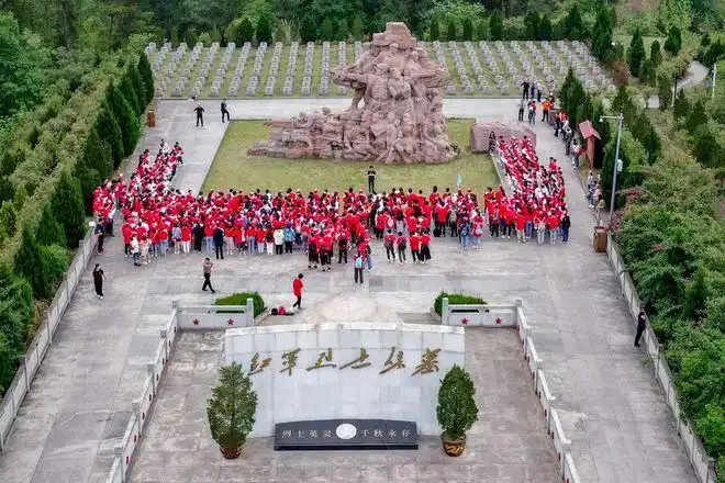 探访躺在纪念馆上的红色小镇