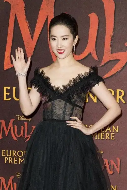 刘亦菲小圆脸看着太可爱了穿吊带裙好清纯肉乎乎真有少女感