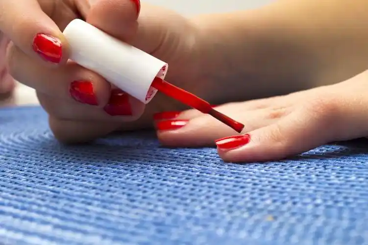 正在涂指甲油的美女图片第6张