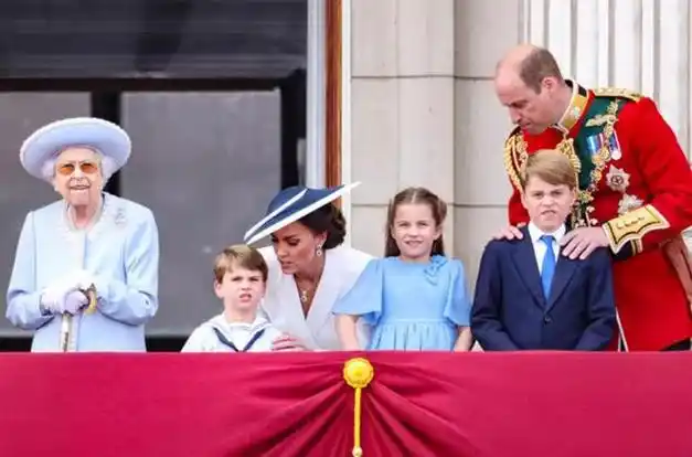 英国女王曾出席了威廉王子的毕业典礼并拒绝离开