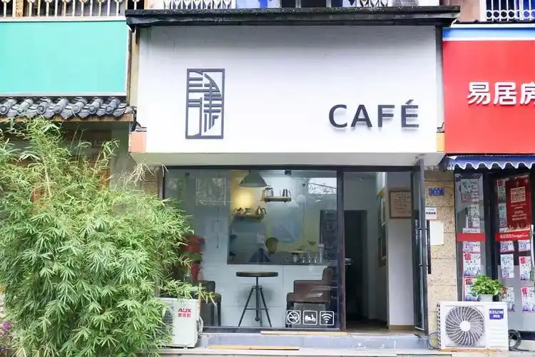 招牌白底黑字,简单干净,玻璃门窗敞亮,在老居民楼间,借了隔壁店铺的