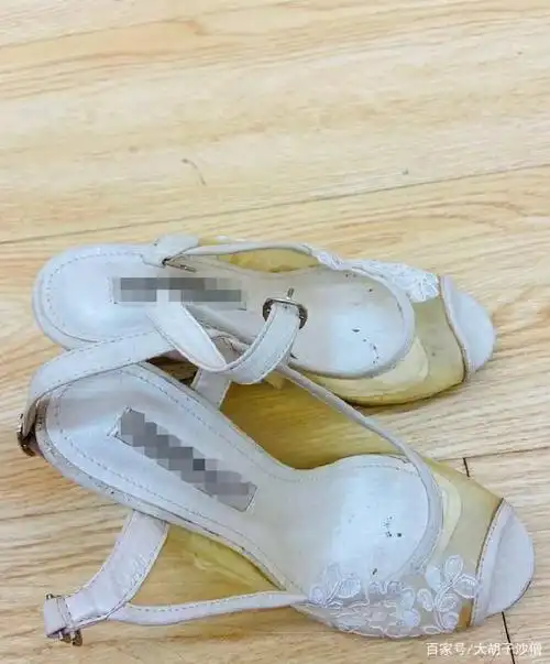 伊能静卖二手衣物,网友吐槽价格高质量差,鞋子脏旧还卖高价