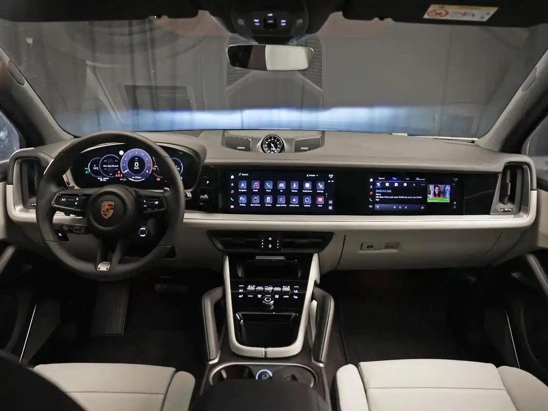 新款保时捷卡宴内饰官图发布,中控台上采用三块大屏